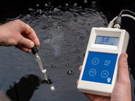 Bluelab Combo Meter measures pH 5.8 in dark water.